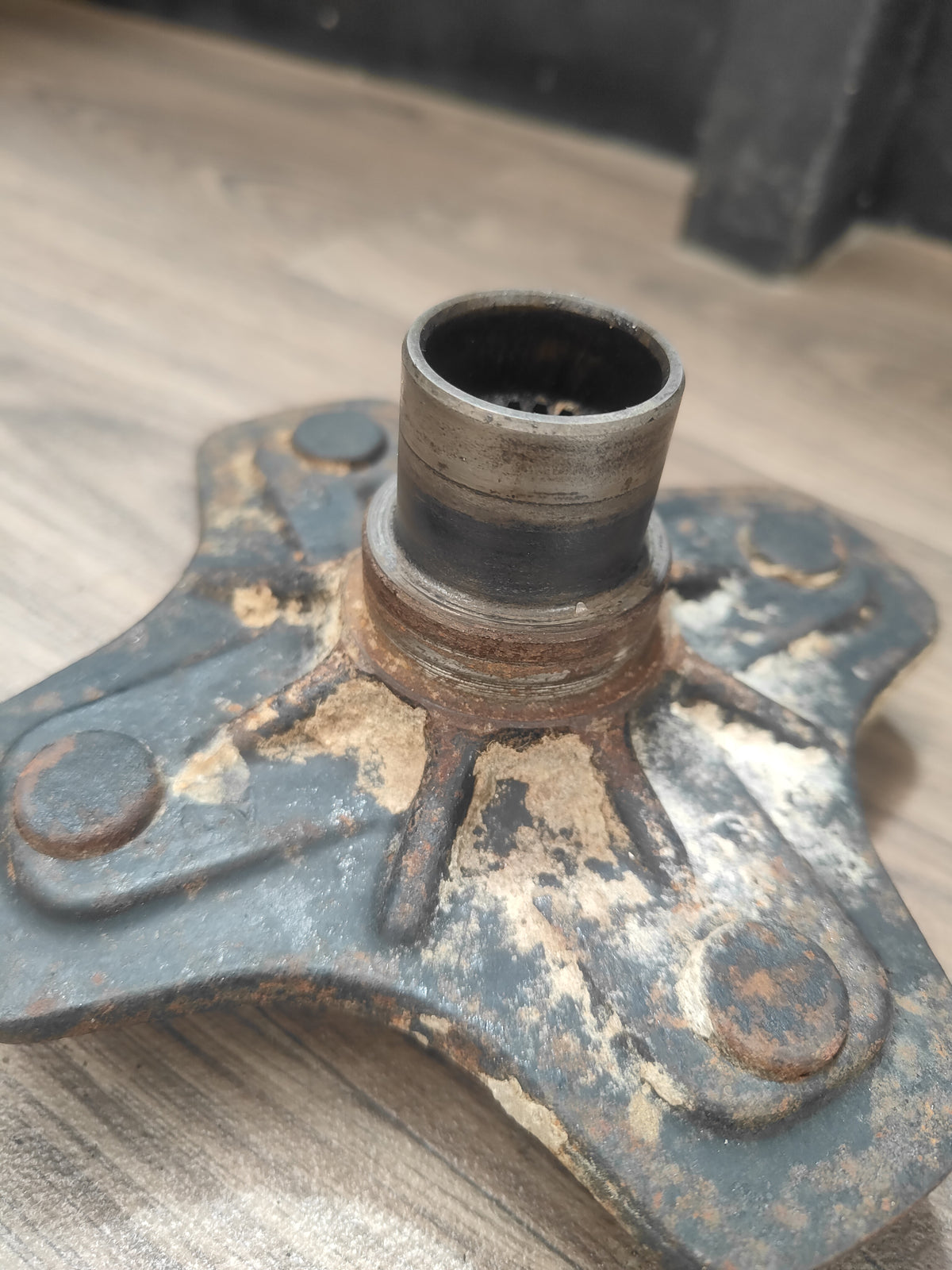 Suzuki KingQuad 400 left rear hub