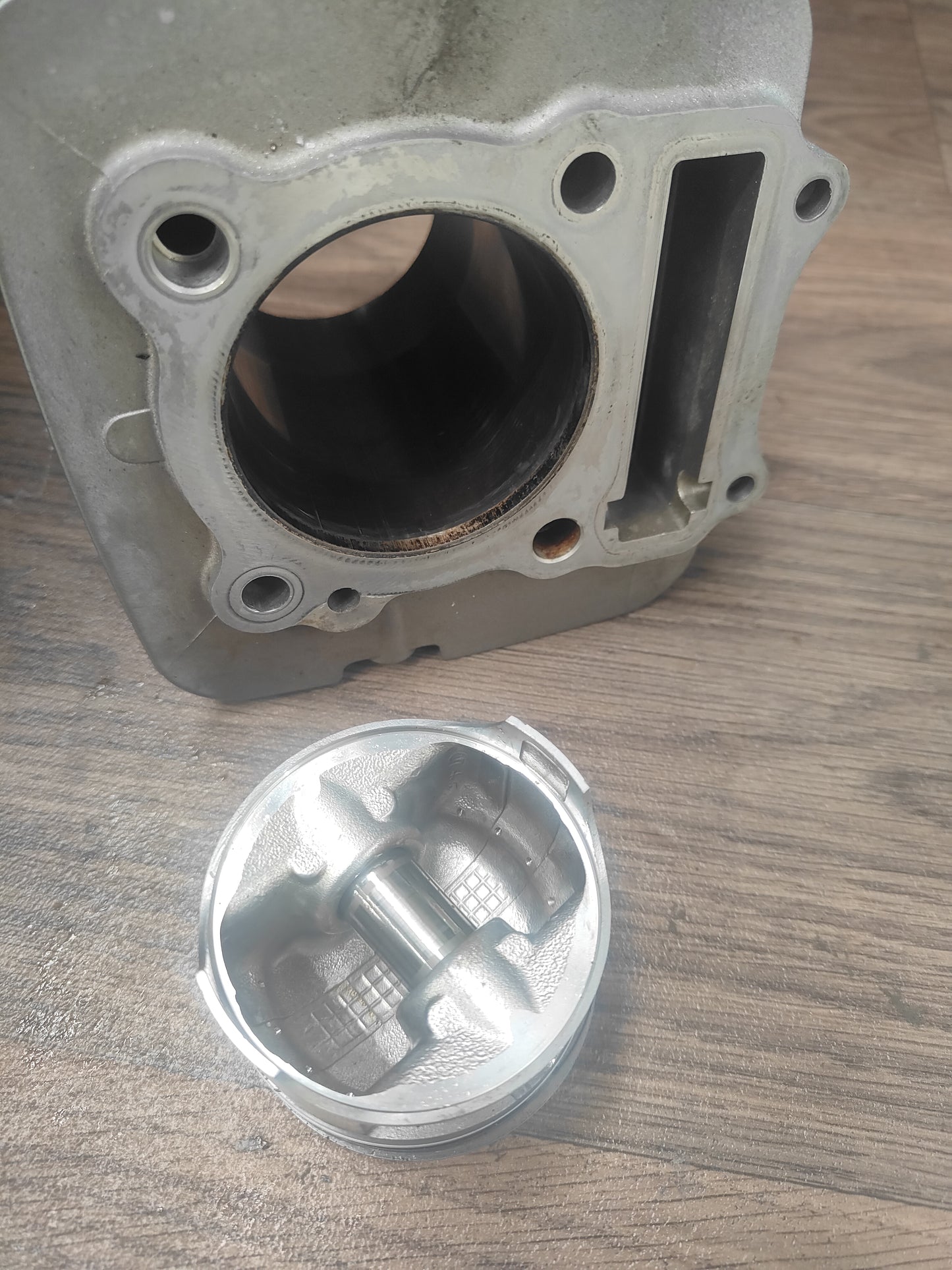 Suzuki DR200 Cylinder and Piston