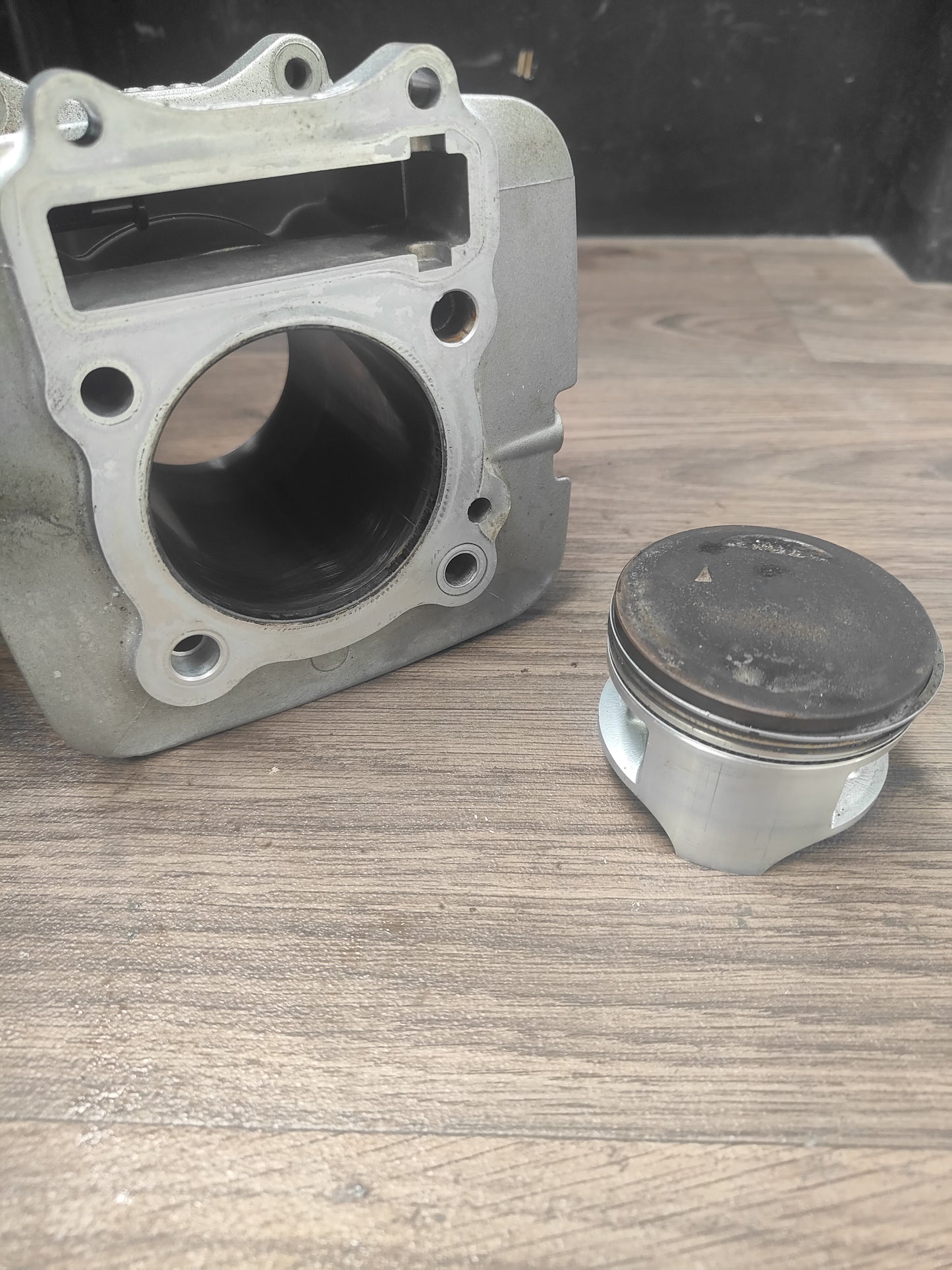Suzuki DR200 Cylinder and Piston